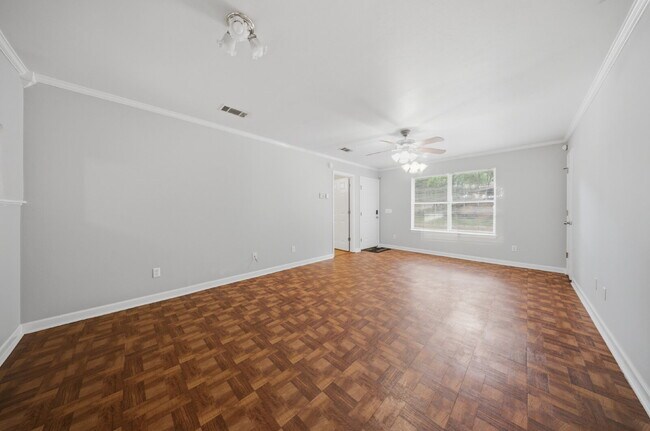 Building Photo - 3 Bedroom 2 Bathroom located in NW Tallahassee!