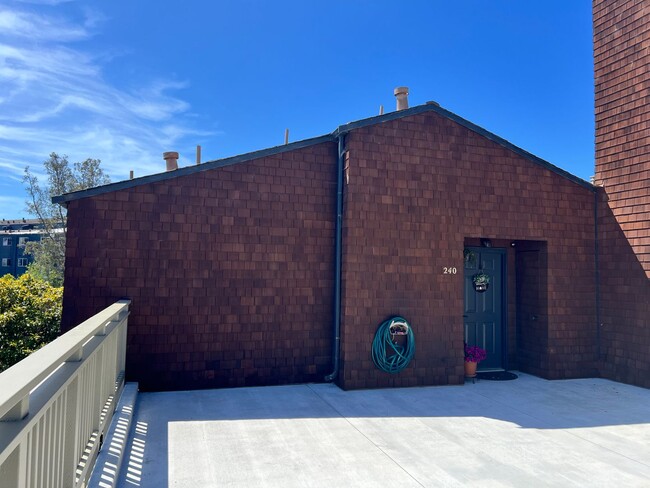 Building Photo - ONE LEVEL ONE BEDROOM TOP-UNIT CONDO IN HE...