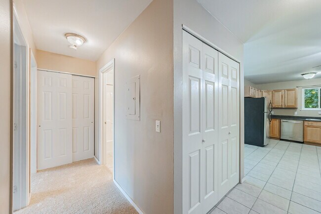Building Photo - Super cute 2 bedroom, 1 3/4 bathrooms, Ful...