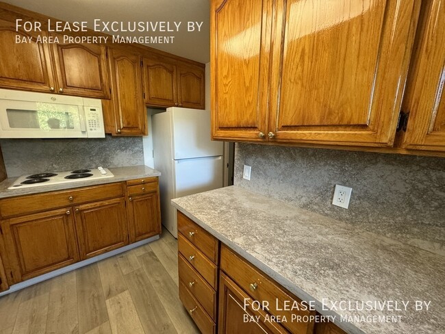 Building Photo - Beautiful and Large 3BR/2BA Duplex with ga...