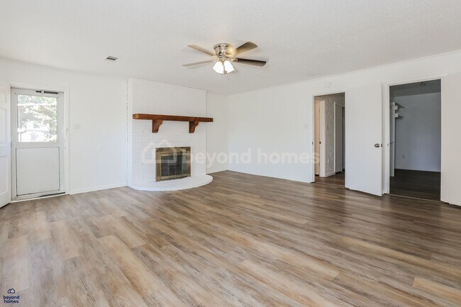 Foto del edificio - Charming Sherwood 3 BR Home with Fireplace & Big Yard