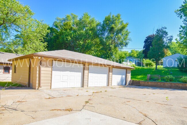 Building Photo - Wonderful 3-Bedroom, 2.5-Bath Ranch-Style ...