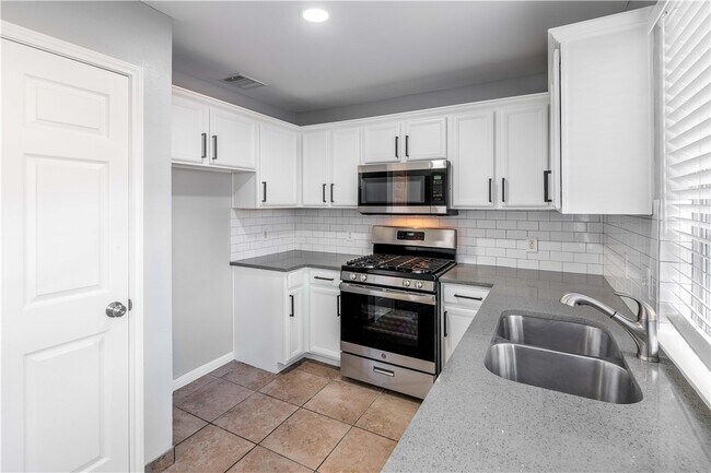 Foto del edificio - 6900 Bennett Ave