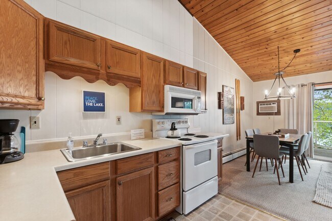 Foto del edificio - 1 bedroom, 1 bath Condo on Whitefish Lake
