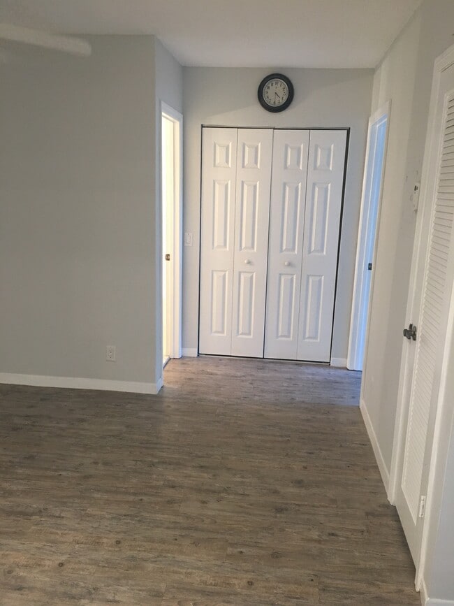 Pasillo - 1271 NW 13th St