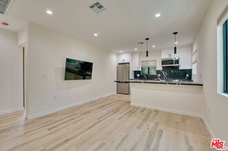 Building Photo - 843 Westbourne Dr