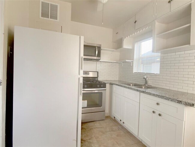Building Photo - 2501 Truxillo St