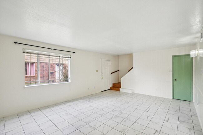 Foto del edificio - 8379 La Roche Ln