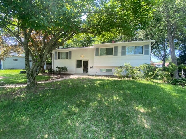 A spacious three bedroom/ three bath split... - A spacious three bedroom/ three bath split... House
