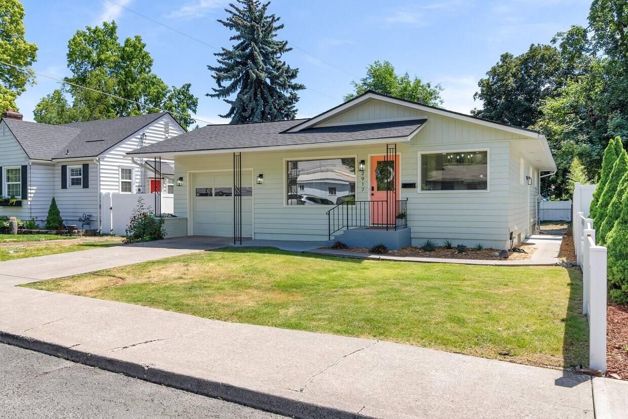 Foto principal - Beautifully Remodeled 4-Bedroom Rancher in...