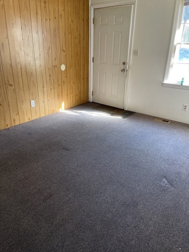 Building Photo - 2 Bedroom 1 Bathroom