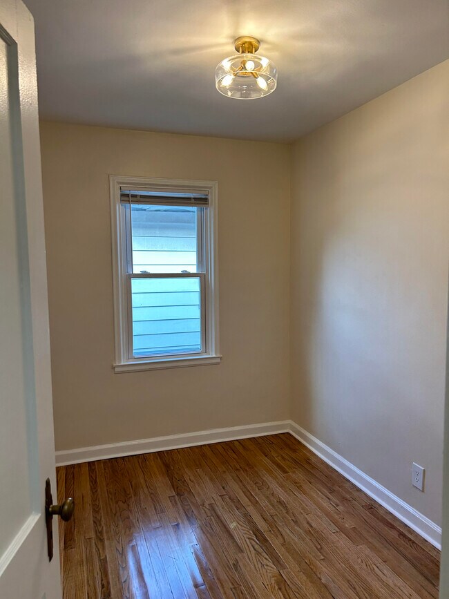 Foto del edificio - 4952 W 12th St