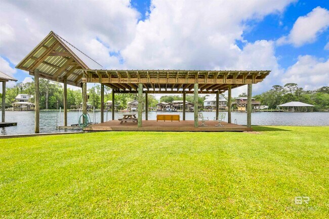 Foto del edificio - 15851 Keeney Dr