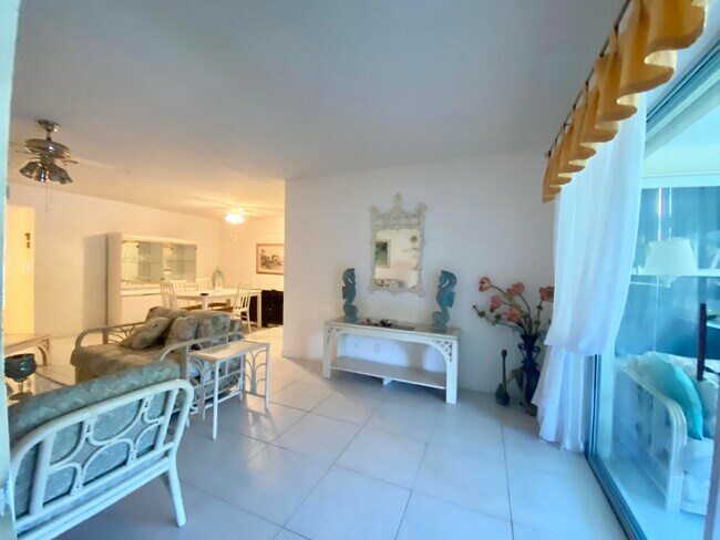 Building Photo - 1182 S Drive Cir