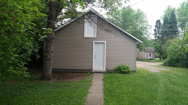 Building Photo - 2 Bedroom 1 bath house