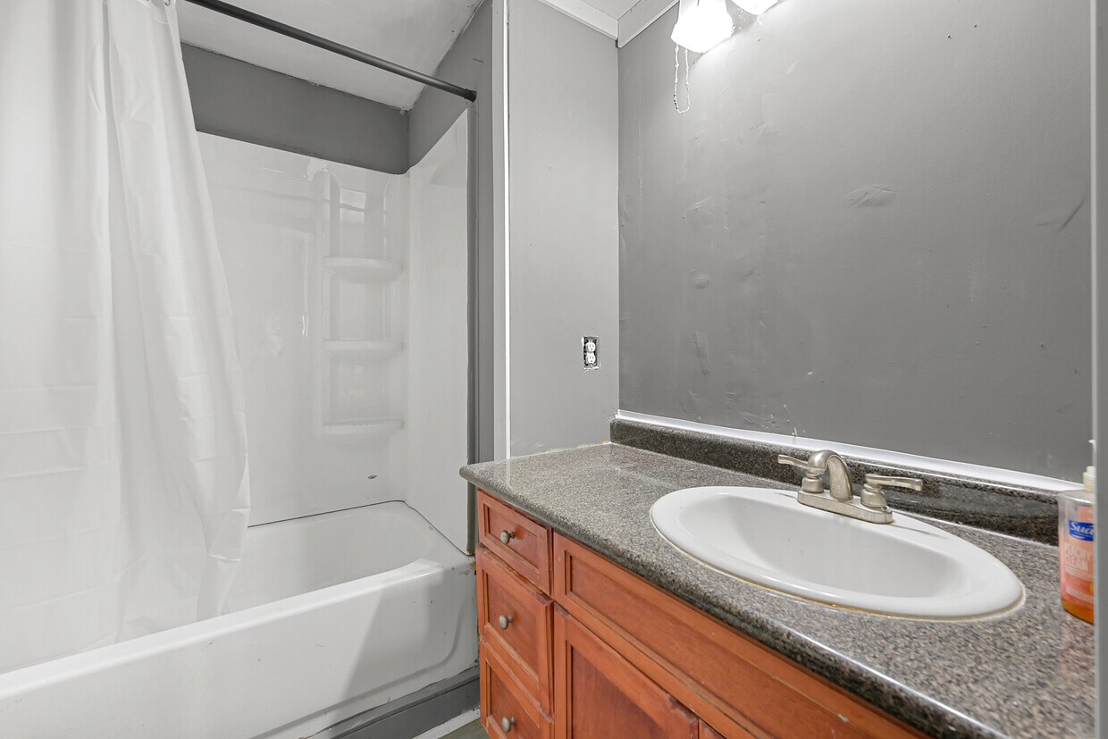 Foto principal - 8283 Golden Valley Blvd