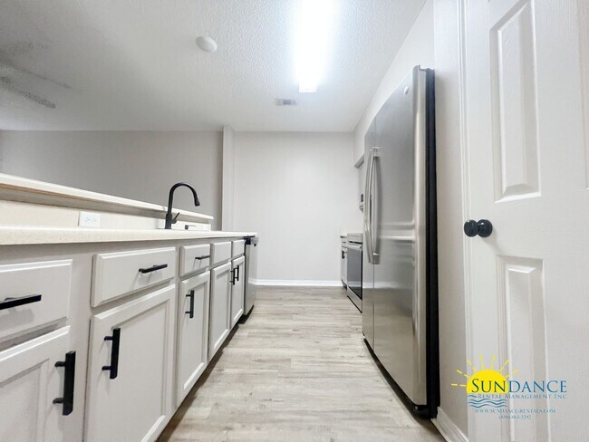 Foto del edificio - Beautiful 3 Bedroom 2-Story Unit in Navarre!