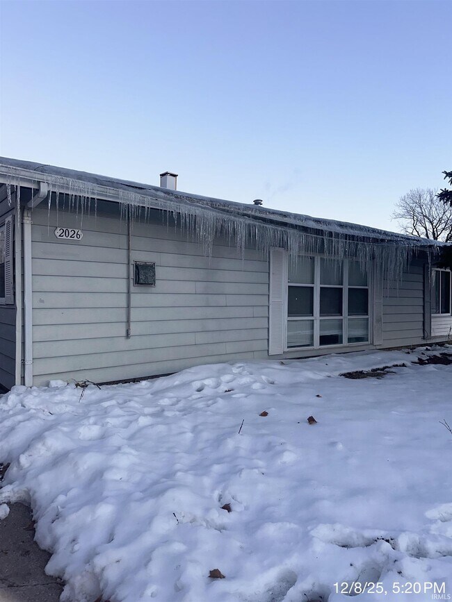 Foto del edificio - 2026 Shaw Ave