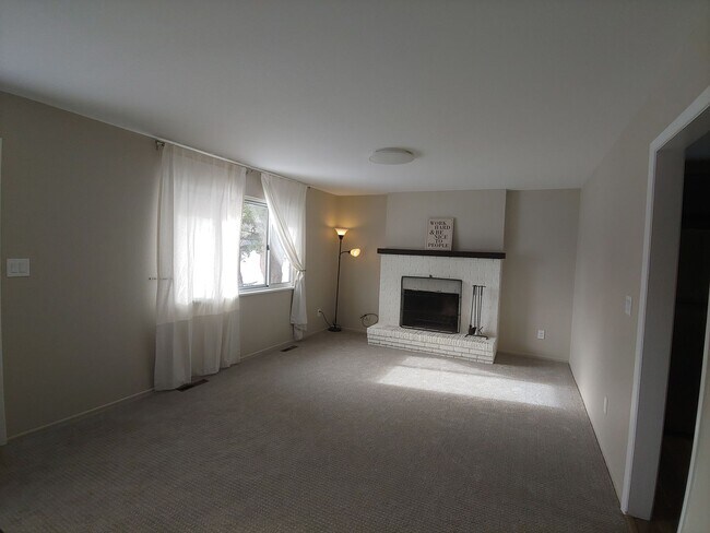 Building Photo - Rare Find -5B/2B South Boulder Home Availa...