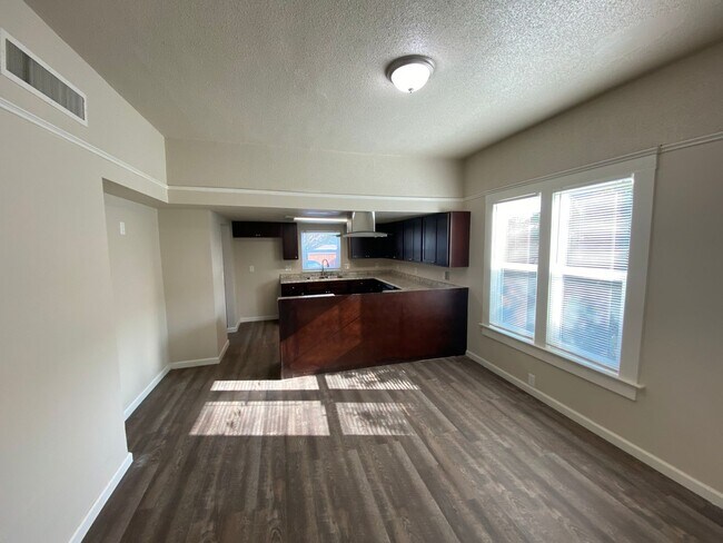 Foto del edificio - Available Soon!