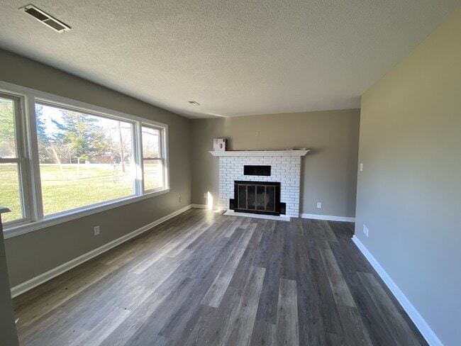 Building Photo - 2056 Hodgenville Rd