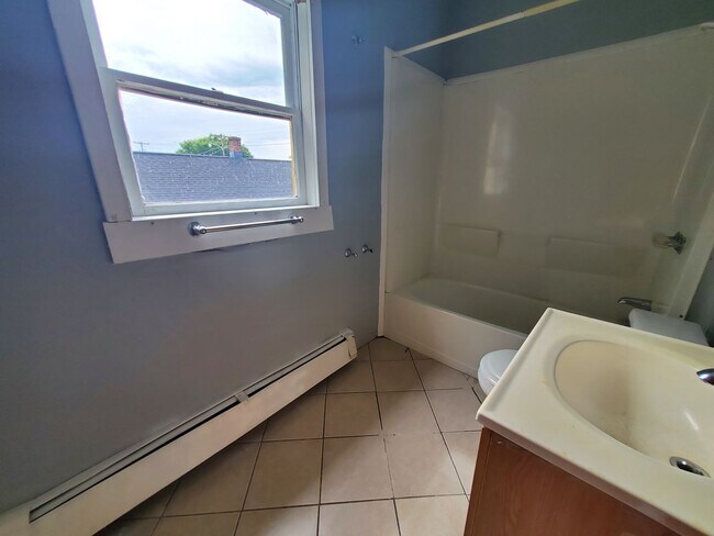 Building Photo - Upper 2 bedroom unit with all utilities in...