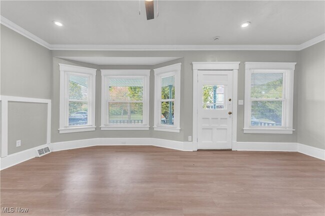 Building Photo - 3911 Daisy Ave