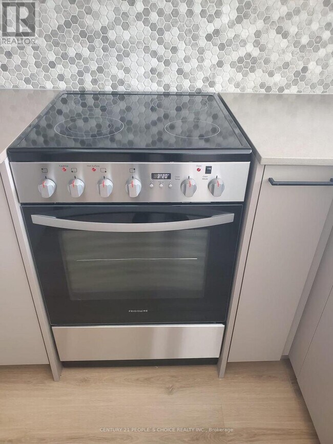 Photo du bâtiment - 10 Lagerfeld Dr