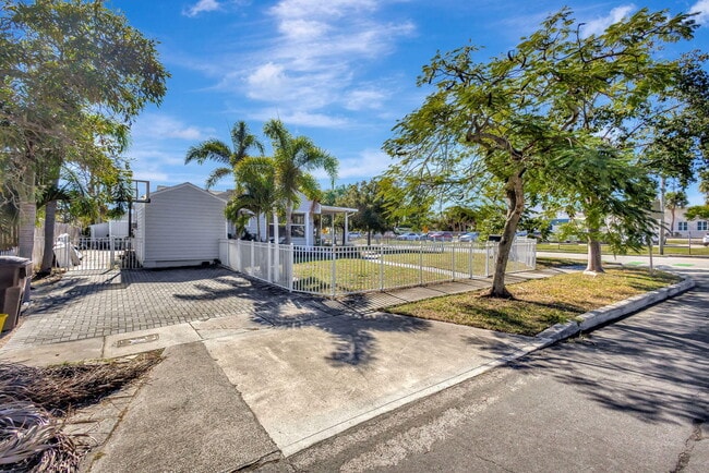 Building Photo - 736 Rockland Dr