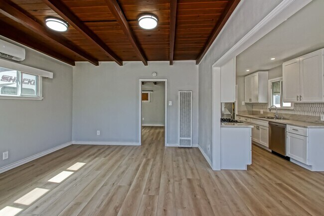 Foto del edificio - 1534 Mathews Ave