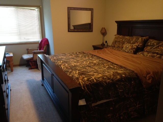 Master bedroom - 423 Cedar Pl