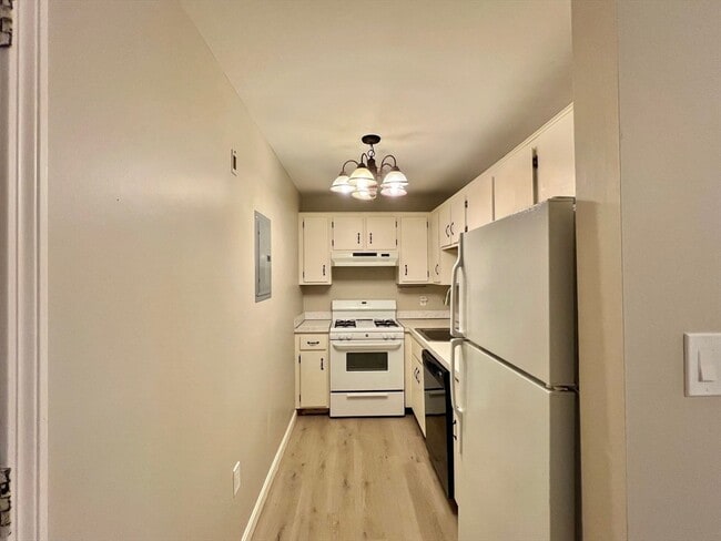 Building Photo - 20 Kenmar Dr