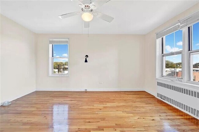 Foto del edificio - 3165 Nostrand Ave