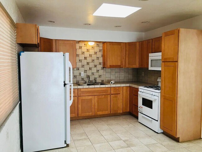 Building Photo - 1509 Crestview Dr