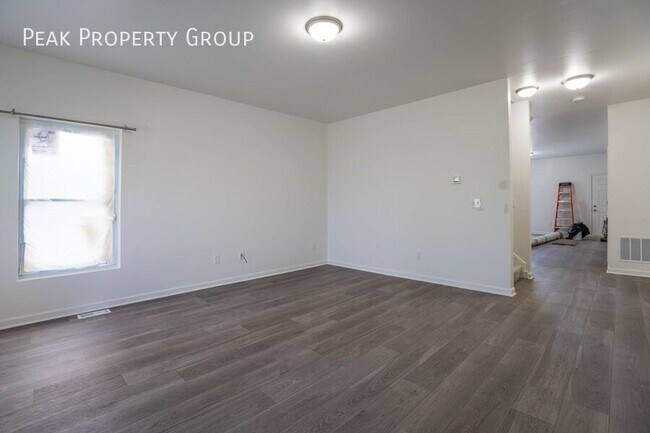 Building Photo - 373 E 13th Ave