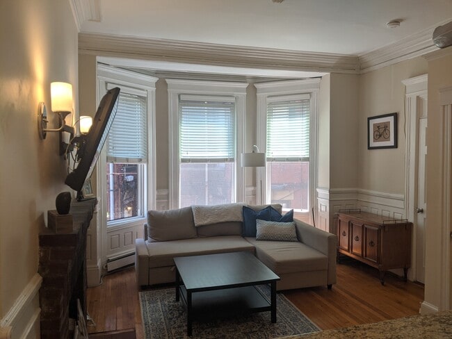 Building Photo - 591 Beacon St