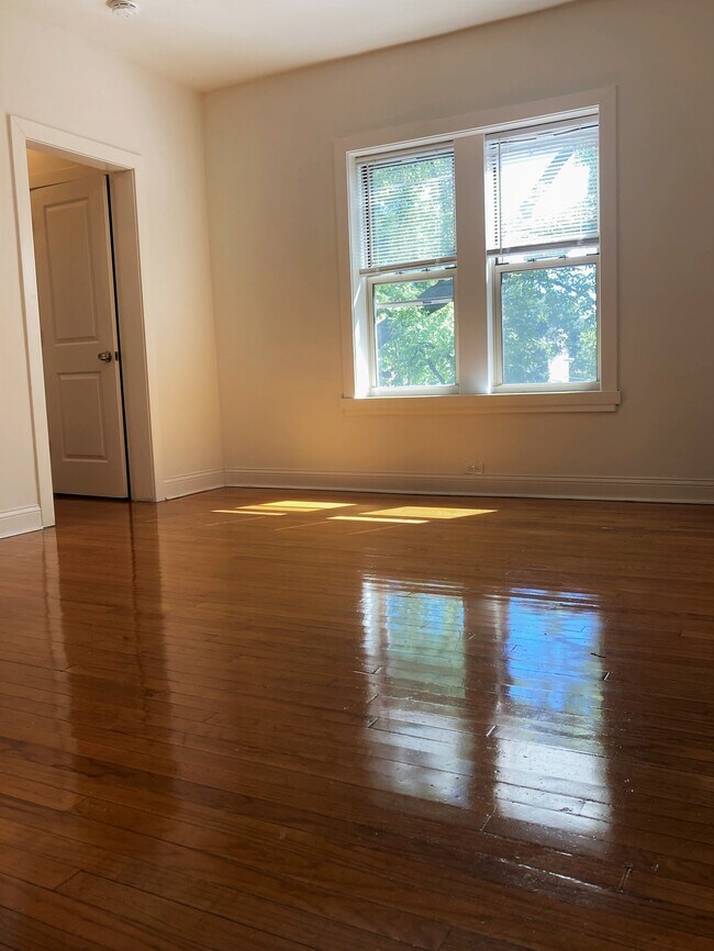 Living Room - 727 Seward St