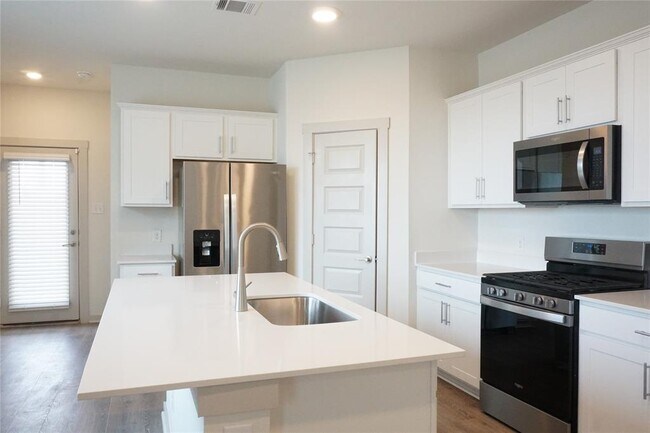 Foto del edificio - 353 Fremont Dr