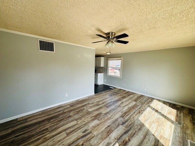 Building Photo - Charming single-family on the beginning of...