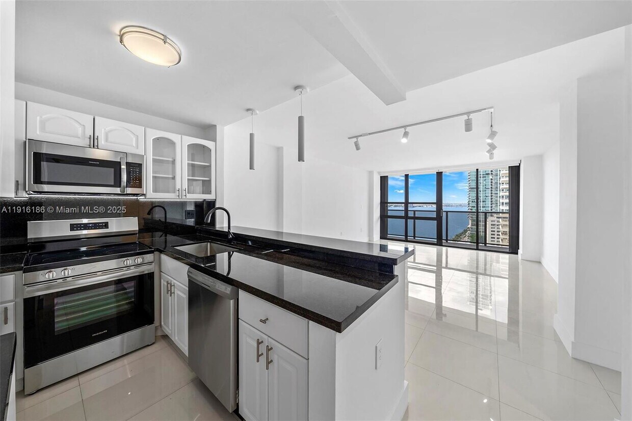 Foto principal - 600 NE 36th St