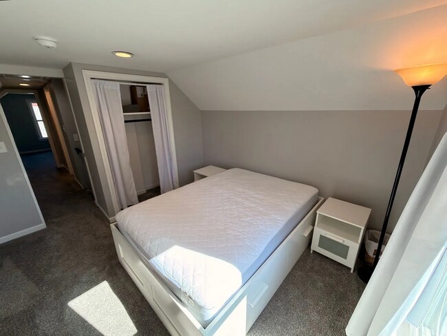 Building Photo - This spacious four-bedroom, two-bathroom