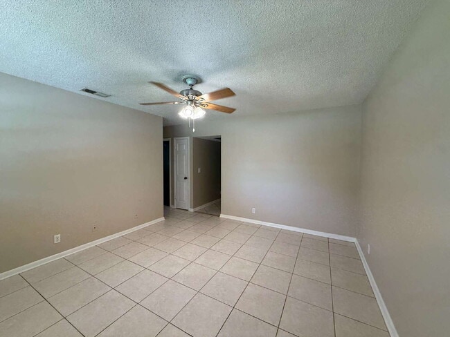 Building Photo - Cozy 2 bedroom duplex with screened patio