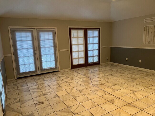 Foto del edificio - "Spacious 3-Bedroom Oasis with 2 Full Bath...