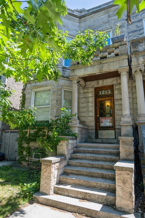 Primary Photo - 1213 W Addison St