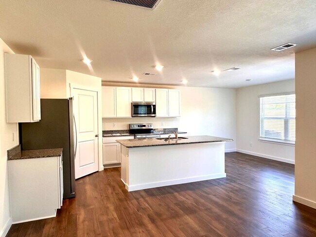 Foto del edificio - 7033 Randleman Dr
