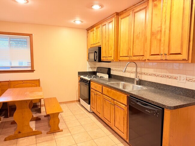 Amplia cocina, lavavajillas, fregadero nuevo. - 12416 S 44th Ct