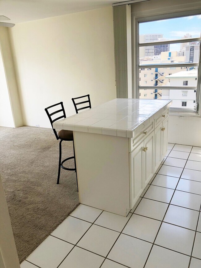 Foto del edificio - Waikiki - 1 bed 1 bath  w/ Parking - Utilities included!