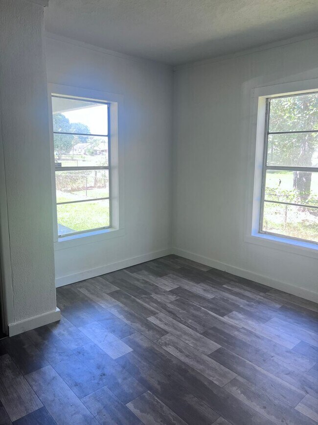 Building Photo - 3945 Brandon South Park