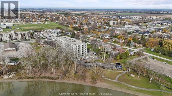 Photo du bâtiment - 364 Grand Ave E