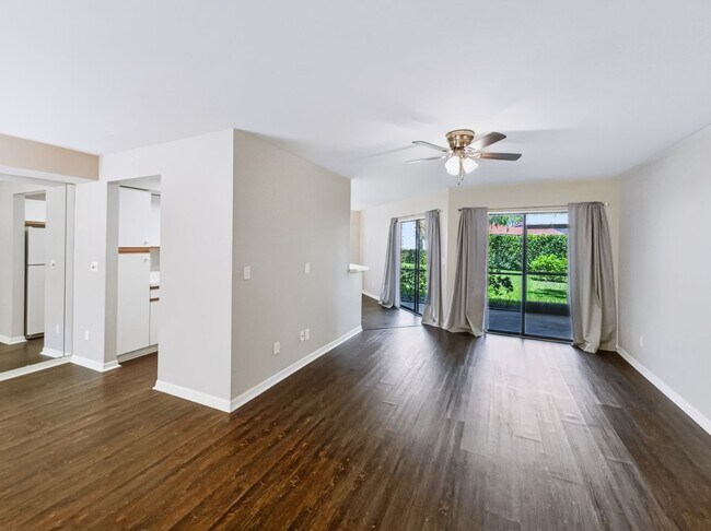 Foto del edificio - ** COACH HOMES @ BERKSHIRE LAKES ** 2 BED / 2 BATH - 1ST FLOOR CONDO - GARAGE - ANNUAL RENTAL